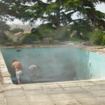 piscine dans jardin par Léo Lanier