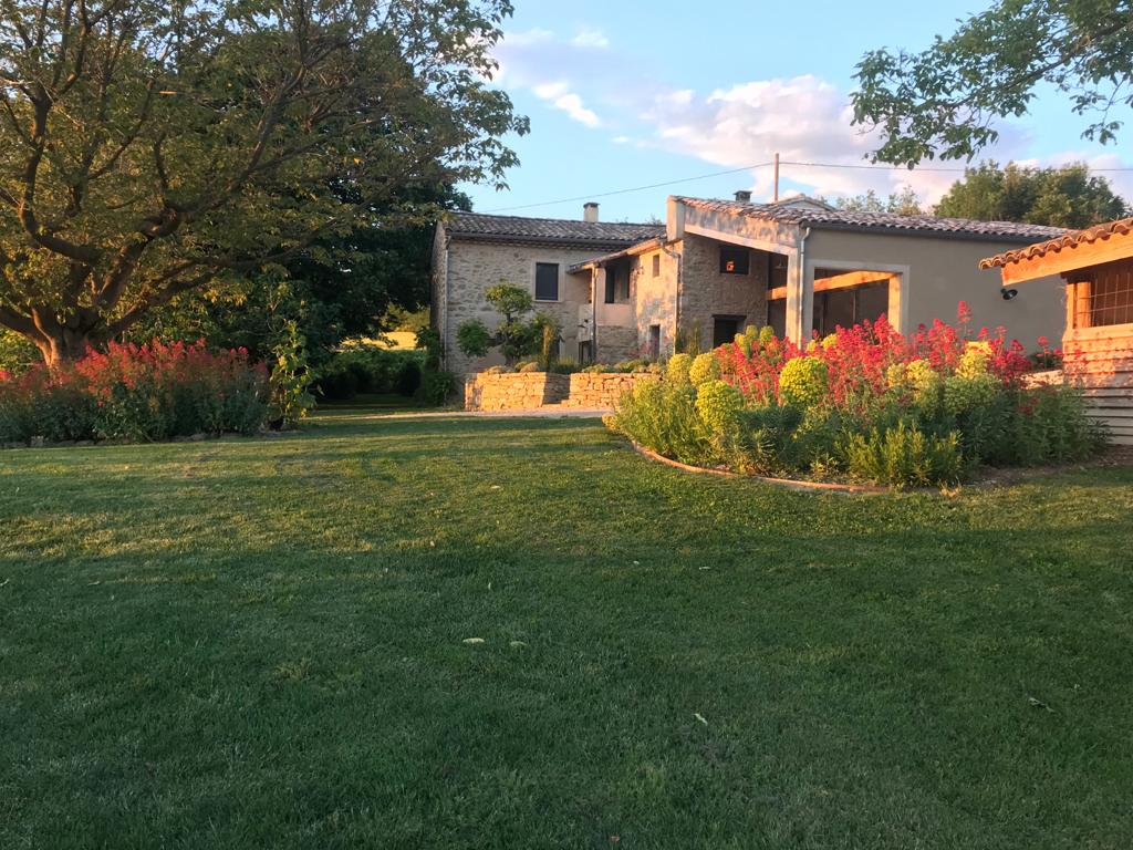 jardin avec fleurs et arbres